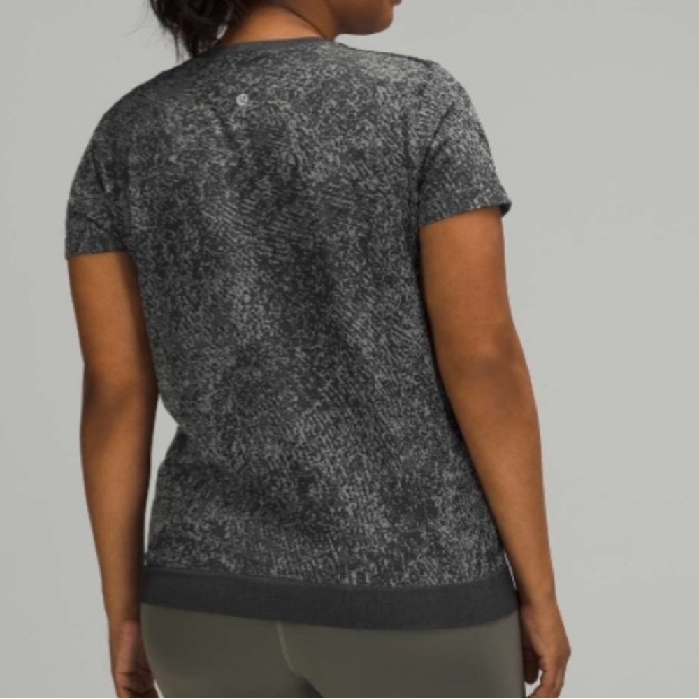 Lululemon Swiftly Breathe Short Sleeve Floral Fauna Black Rhino Grey Size 6